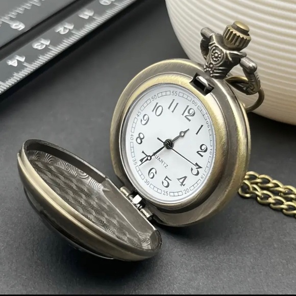 Eagle Pocket Watch with Chain. American 🇺🇸 Eagle 🦅 in front of the USA 🇺🇸 FLAG - Picture 3 of 4